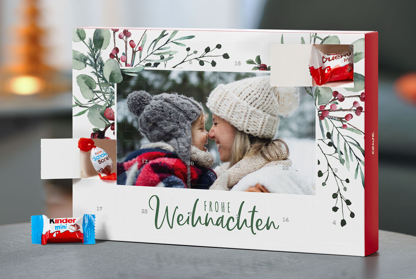 Weihnachtskalender mit Überraschungen und winterlicher Dekoration