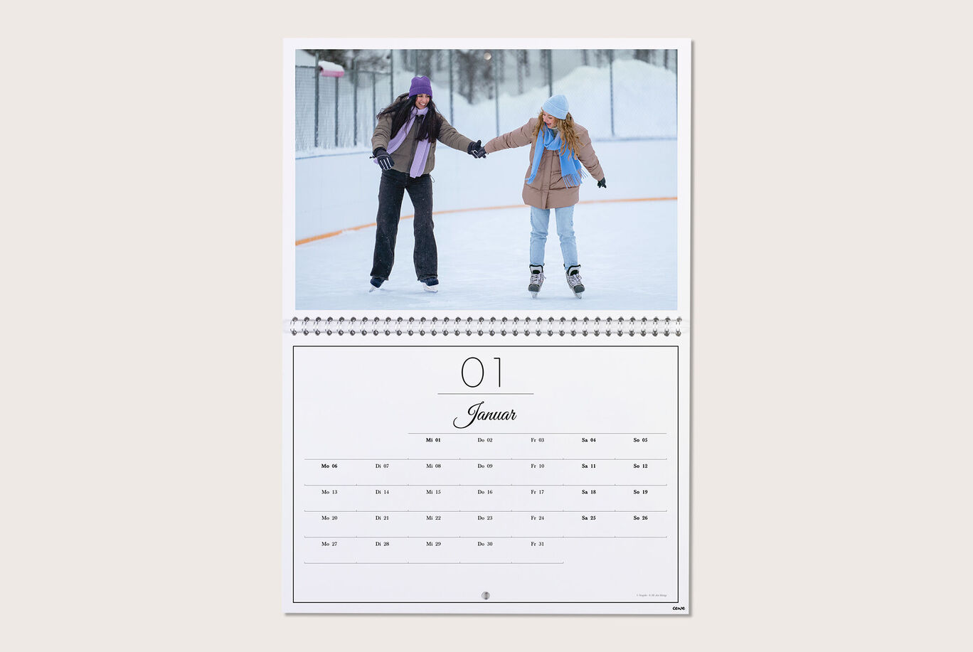 Zwei Personen beim Eislaufen auf einem gefrorenen See im Januar