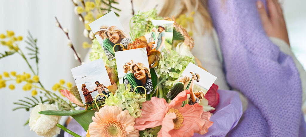 Bunte Blumen mit Fotos von fröhlichen Momenten, die Freude und Erinnerungen teilen
