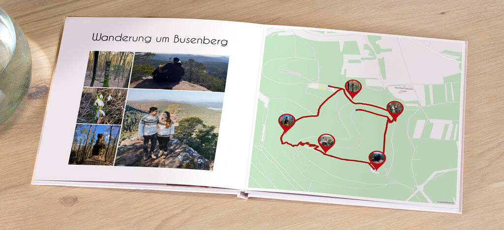 Ein offenes Fotobuch zeigt eine Wanderung um den Busenberg mit Bildern und einer Karte.