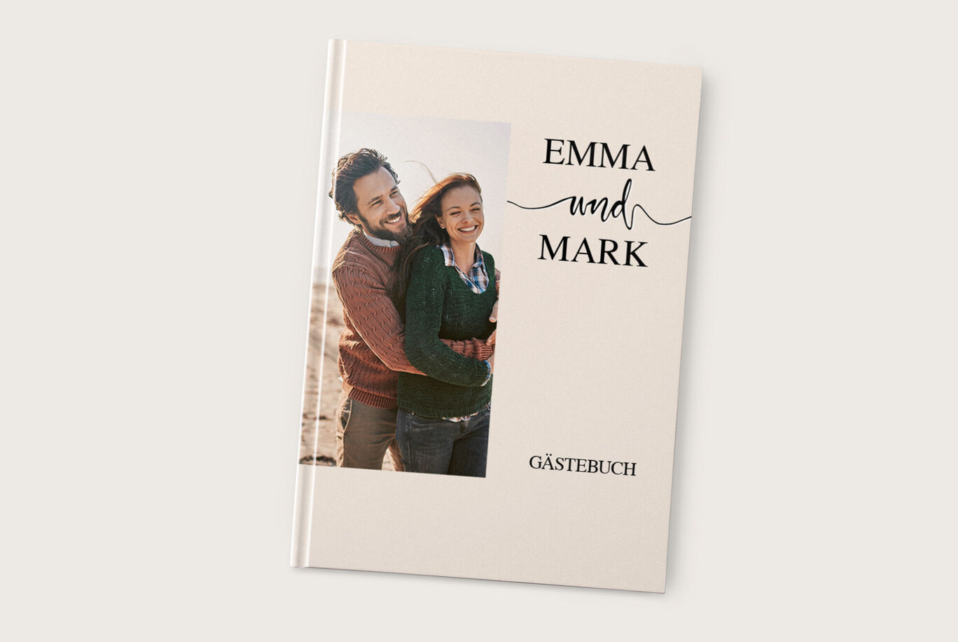 Gästebuch mit dem Titel 'Emma und Mark' und einem Bild von einem Paar, das sich umarmt