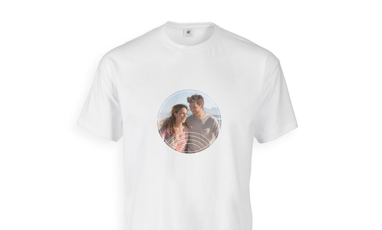 Eine weiße T-Shirt mit einem runden Aufdruck, der ein Paar in der Natur zeigt