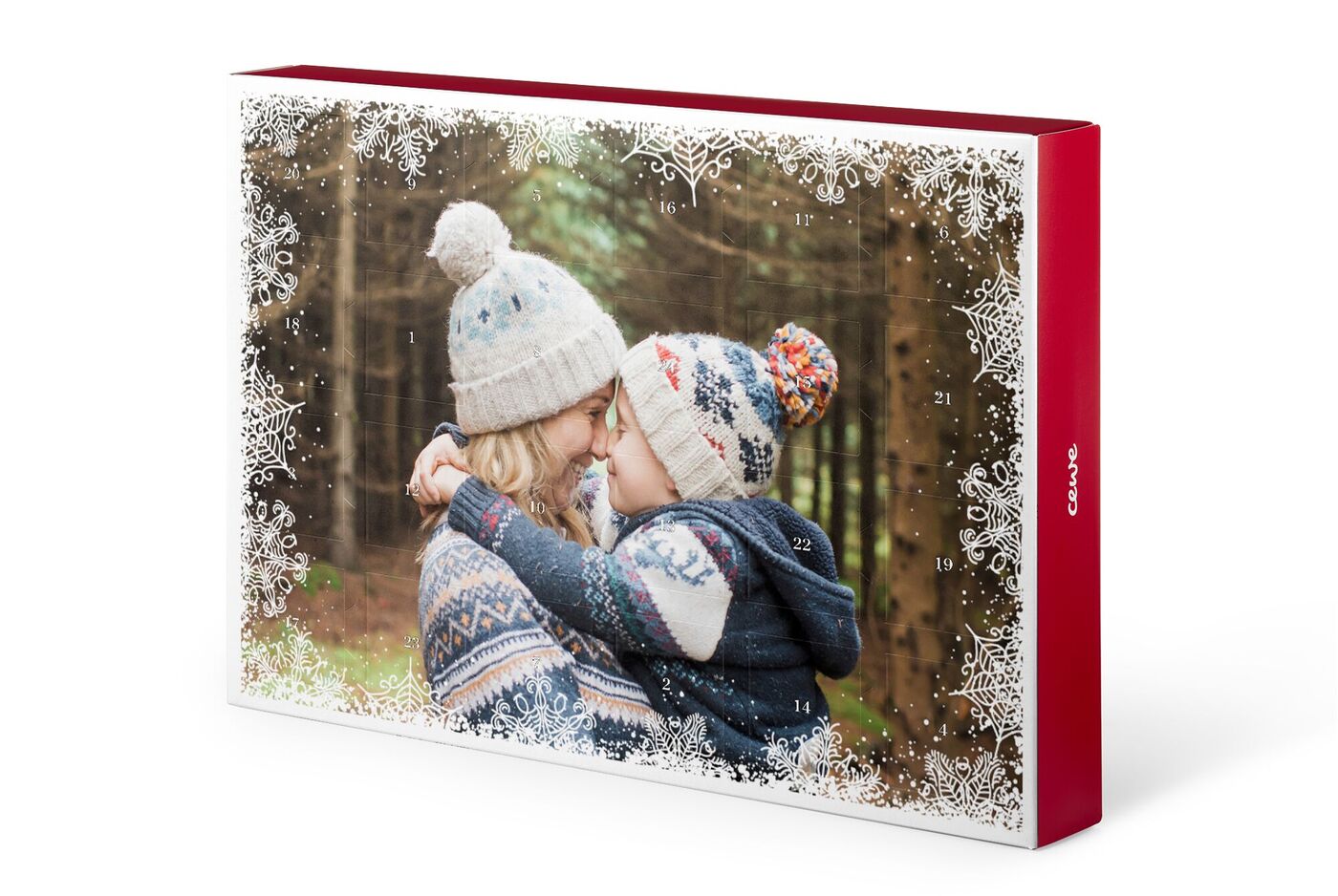 Zwei Personen, die sich liebevoll umarmen, stehen in einem winterlichen Wald mit verschneiten Bäumen. Im Hintergrund sind weiße Schneeflocken und ein Adventskalender.