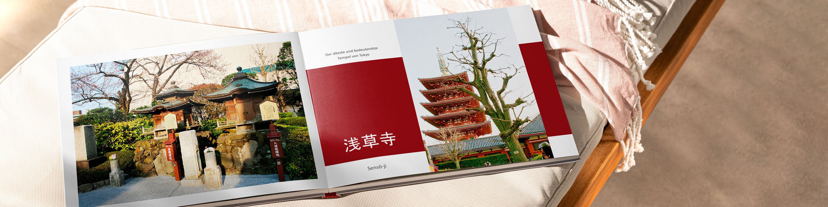 Ein aufgeschlagenes CEWE Fotobuch mit wunderschönen Reisen und Erinnerungen, eine kreative Gartenseite und ein Stadthaus im Hintergrund.