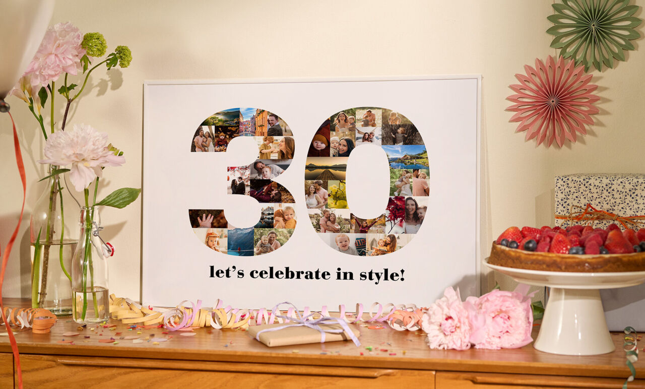 CEWE Poster mit Collage in Form der Zahl 30 auf Geburtstagstisch mit Kuchen, Blumen und Deko