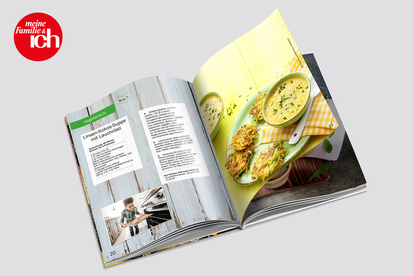 Aufgeschlagenes CEWE Fotobuch mit Rezepten, eine Seite zeigt eine Suppe und eine andere Seite zeigt eine Person, die Kochutensilien benutzt