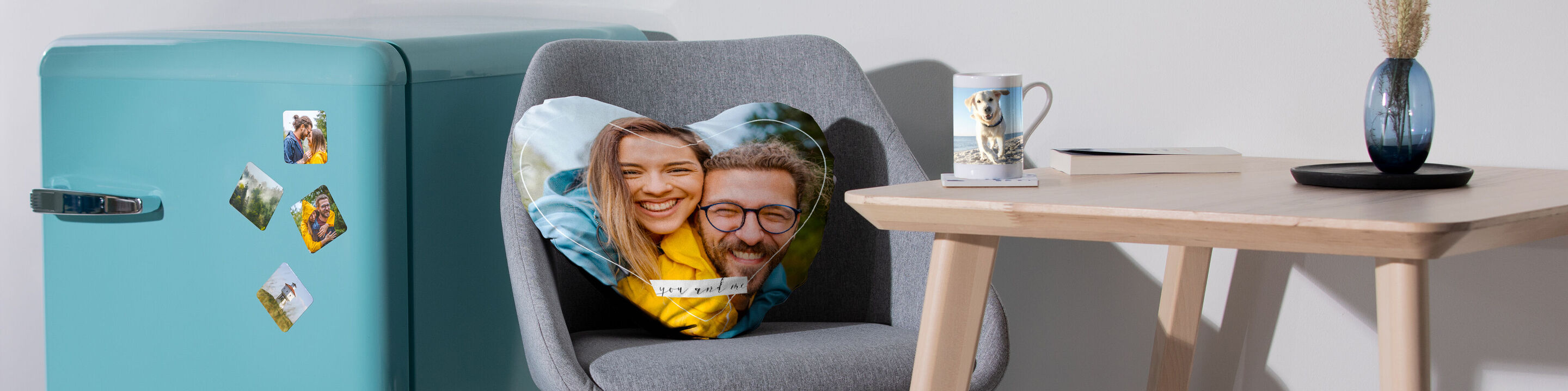 Bunte Kissen auf einem Stuhl neben einem Tisch mit Vase und Tasse
