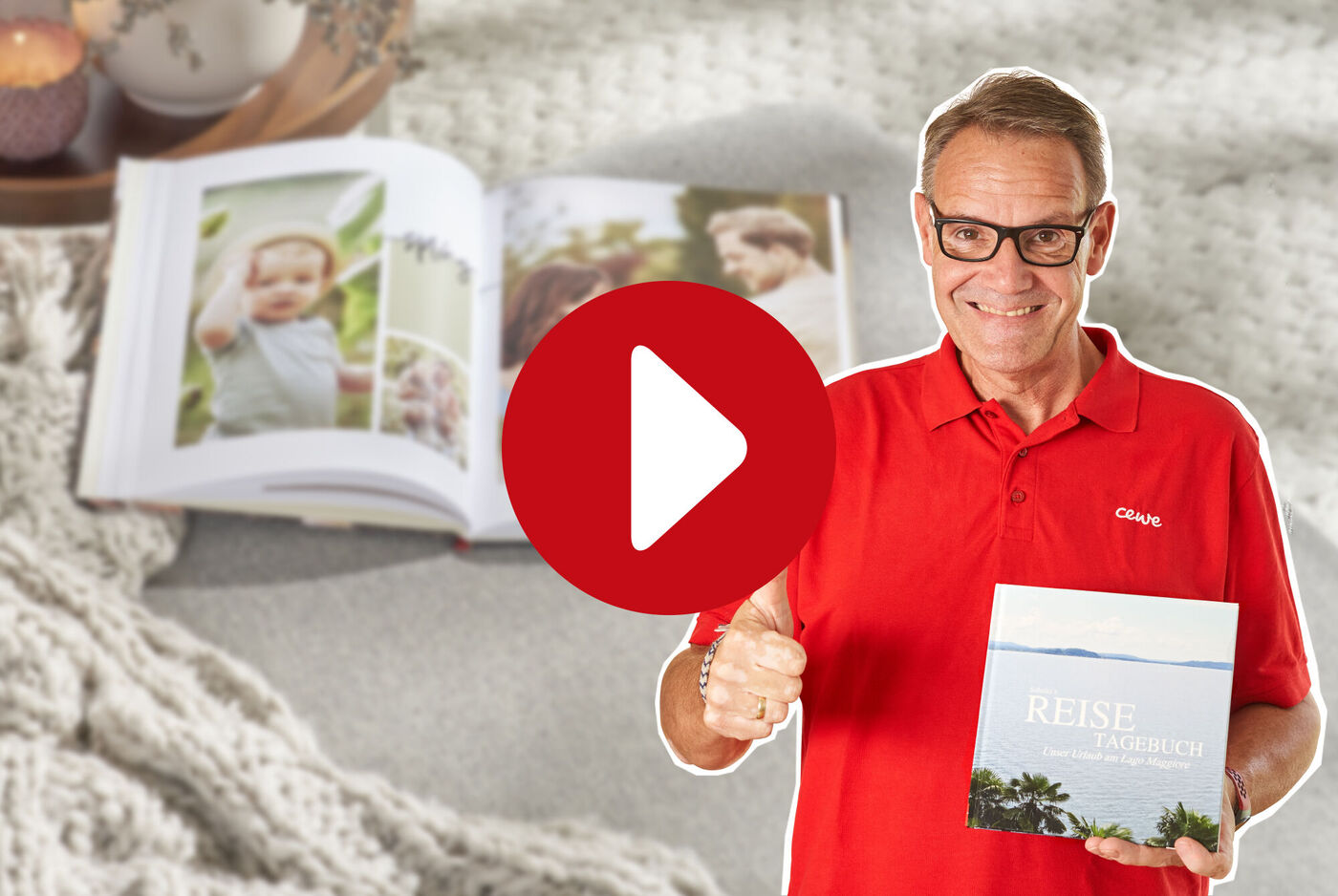 Ein Mensch zeigt stolz ein CEWE Fotobuch mit Urlaubserinnerungen.