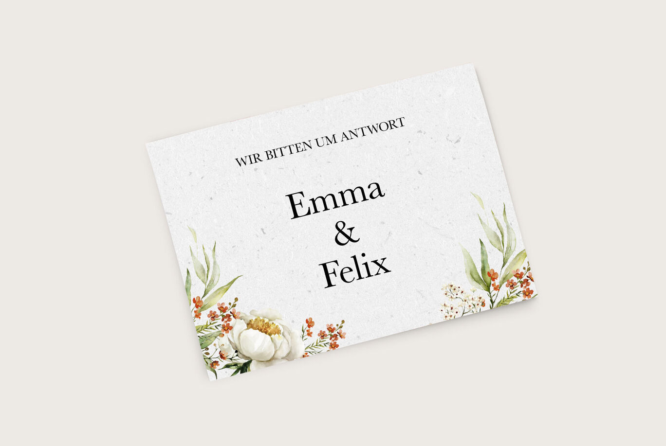 Ein wunderschönes Einladungskärtchen mit floralen Motiven in sanften Farben.