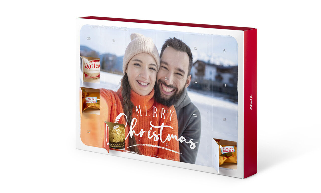 Ein farbenfroher Adventskalender mit vielen süßen Überraschungen in einer winterlichen Umgebung.