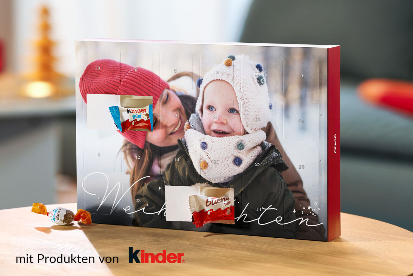 CEWE Adventskalender mit Winterfoto und zwei geöffneten Türchen, in denen sich Produkte von kinder befinden.