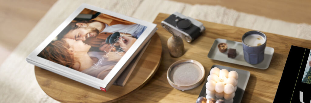Ein modern dekorierter Couchtisch, auf dem zwei Jahrbücher im Stil von Coffeetable Books liegen.