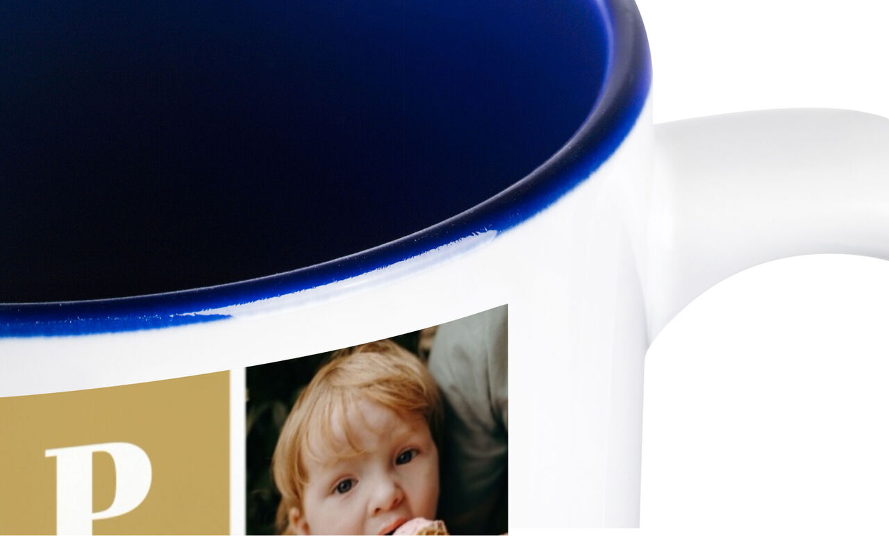 Kaffeetasse mit blauer Innenseite und individuellen Fotos.