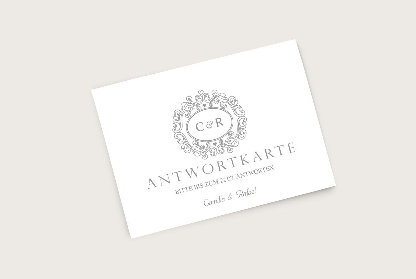 Elegante Antwortkarte mit schwarz-weißem Design und geschwungenem Schriftzug