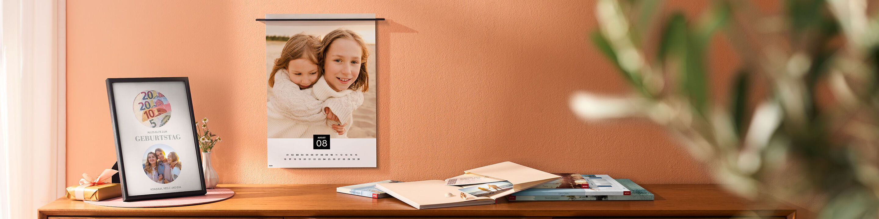 Ein Wandbild und ein Kalender zeigen schöne Erinnerungen.