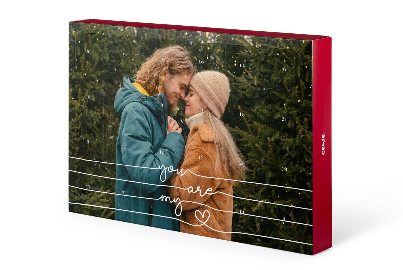 Zwei Menschen stehen sich nah gegenüber, umgeben von einer grünen Hecke, in liebevoller Atmosphäre.