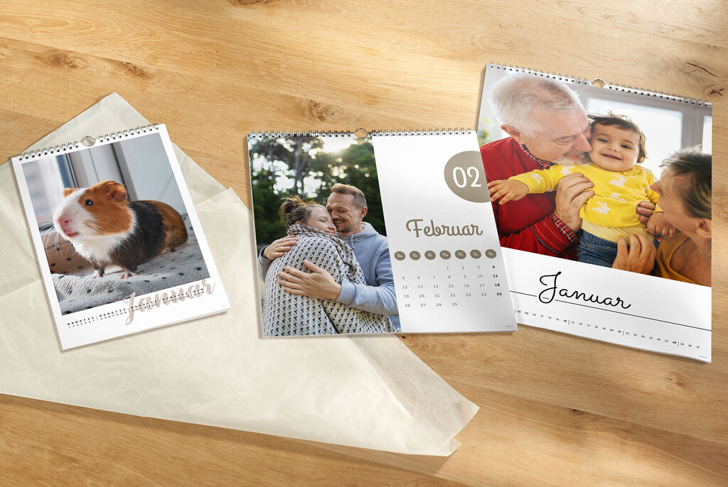 Fotokalender mit verschiedenen Motiven, darunter ein Paar, ein Meerschweinchen und Familienmomente