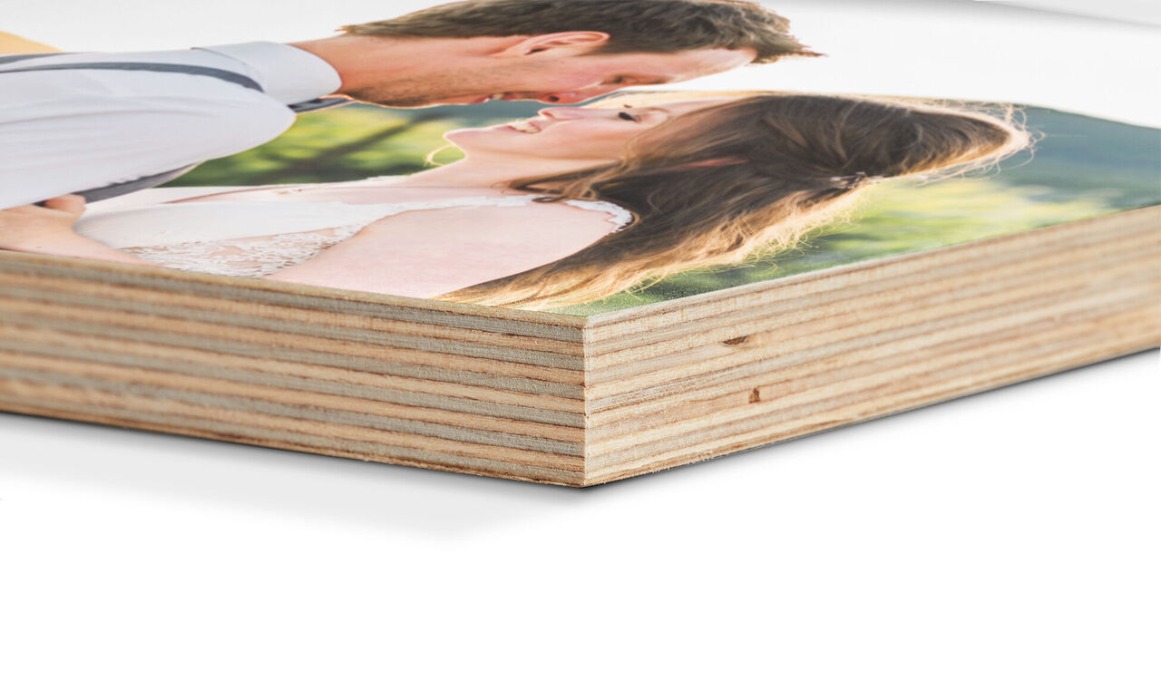 Detailaufnahme eines CEWE Fotobuchs mit einem romantischen Fotopaar auf dem Cover