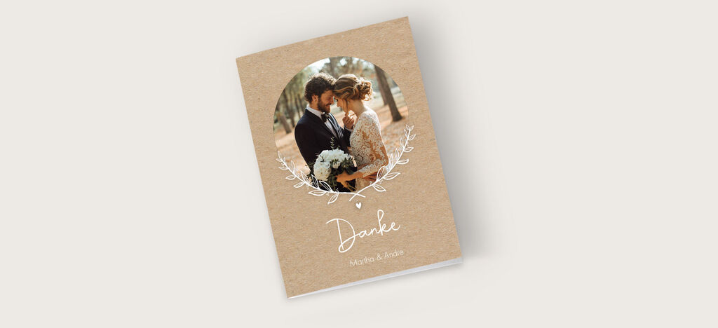 Eine liebevolle Hochzeitskarte mit floralem Design und dem Wort 'Danke' in elegantem Schriftzug.