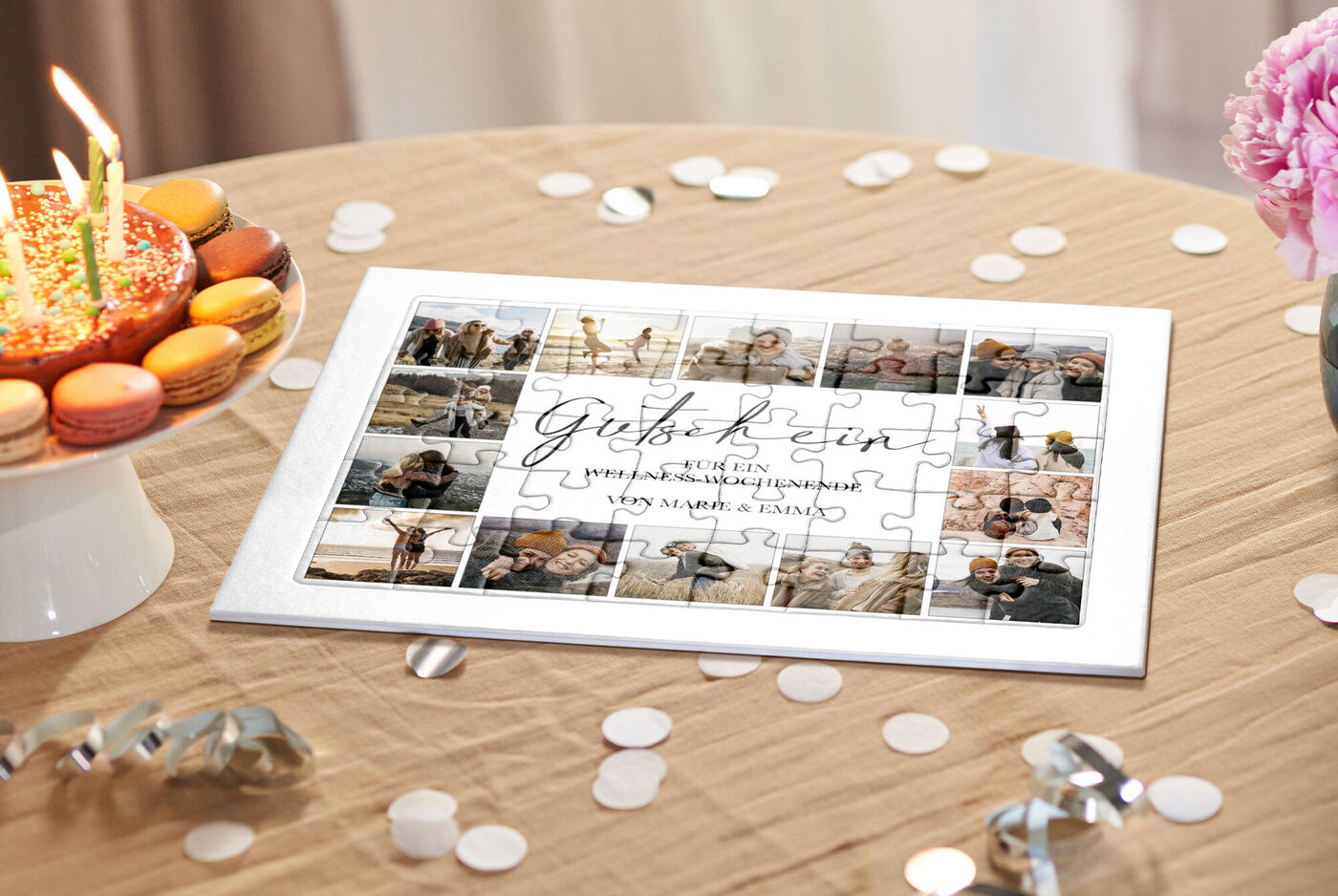Ein personalisiertes Puzzle mit vielen Fotos, umgeben von leckeren Desserts und Kerzen