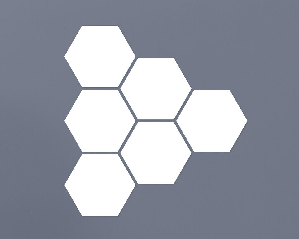 Sechs hexagonale Formen in Weiß auf grauem Hintergrund.