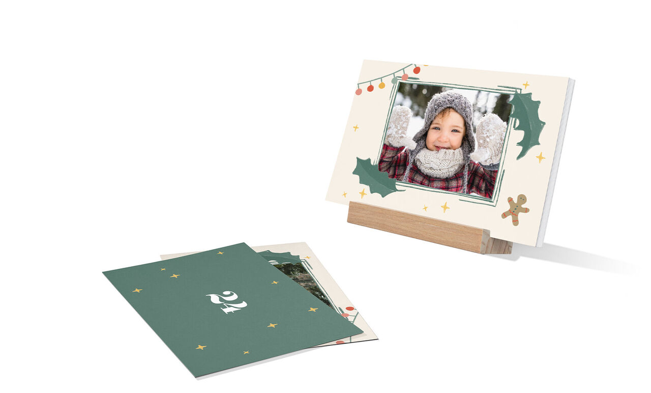 Eine festliche Grußkarte auf recyceltem Papier. Der Hintergrund zeigt Tannenzweige und Weihnachtssterne. Zeichnung im Vordergrund.