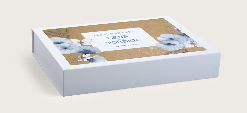 Elegante Geschenkbox mit floraler Gestaltung, perfekt für Hochzeitserinnerungen