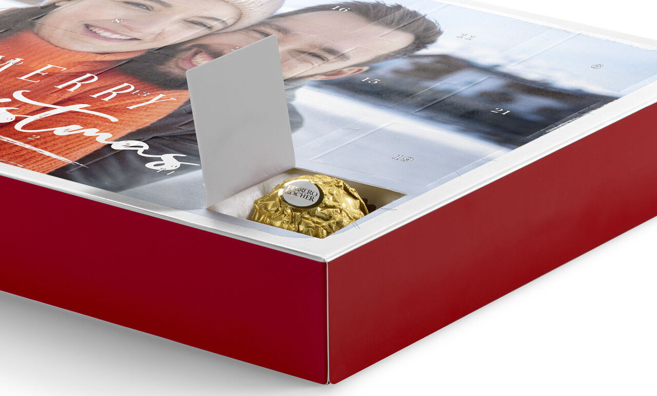 Ein schöner Adventskalender mit einer festlichen Verpackung, der eine goldene Praline enthält