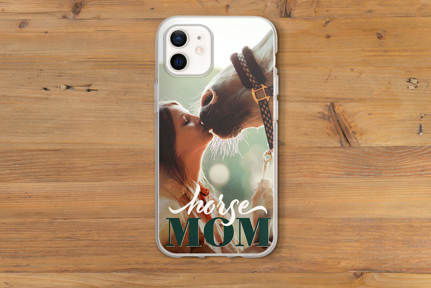 Ein Smartphone mit einem persönlichen Cover, das einen liebevollen Moment zwischen einem Menschen und einem Pferd zeigt. Der Text auf dem Cover feiert die Beziehung zur besten Freundin: "horse MOM".