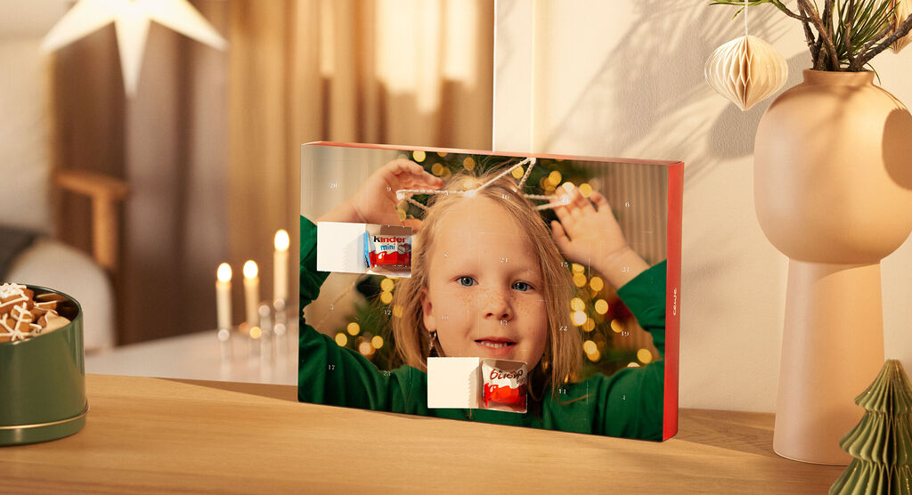 Ein Kind mit einem Weihnachtsgeschenk, das es voller Freude betrachtet
