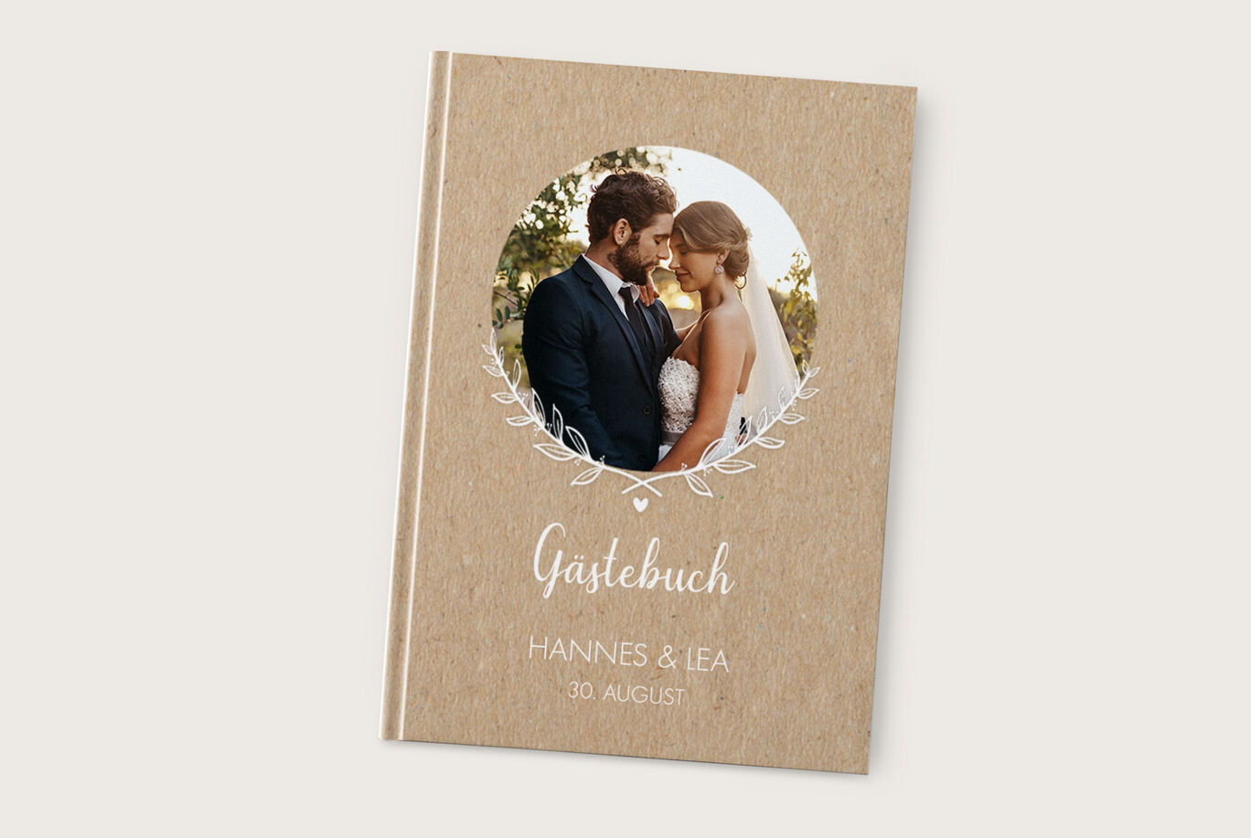 Ein liebevolles und kreatives Gästebuch für eine Hochzeit, mit floralen Elementen und persönlichen Namen.