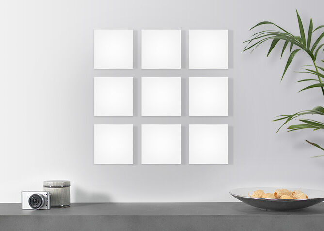 Neun leere Fotoplatten zum Gestalten an einer Wand