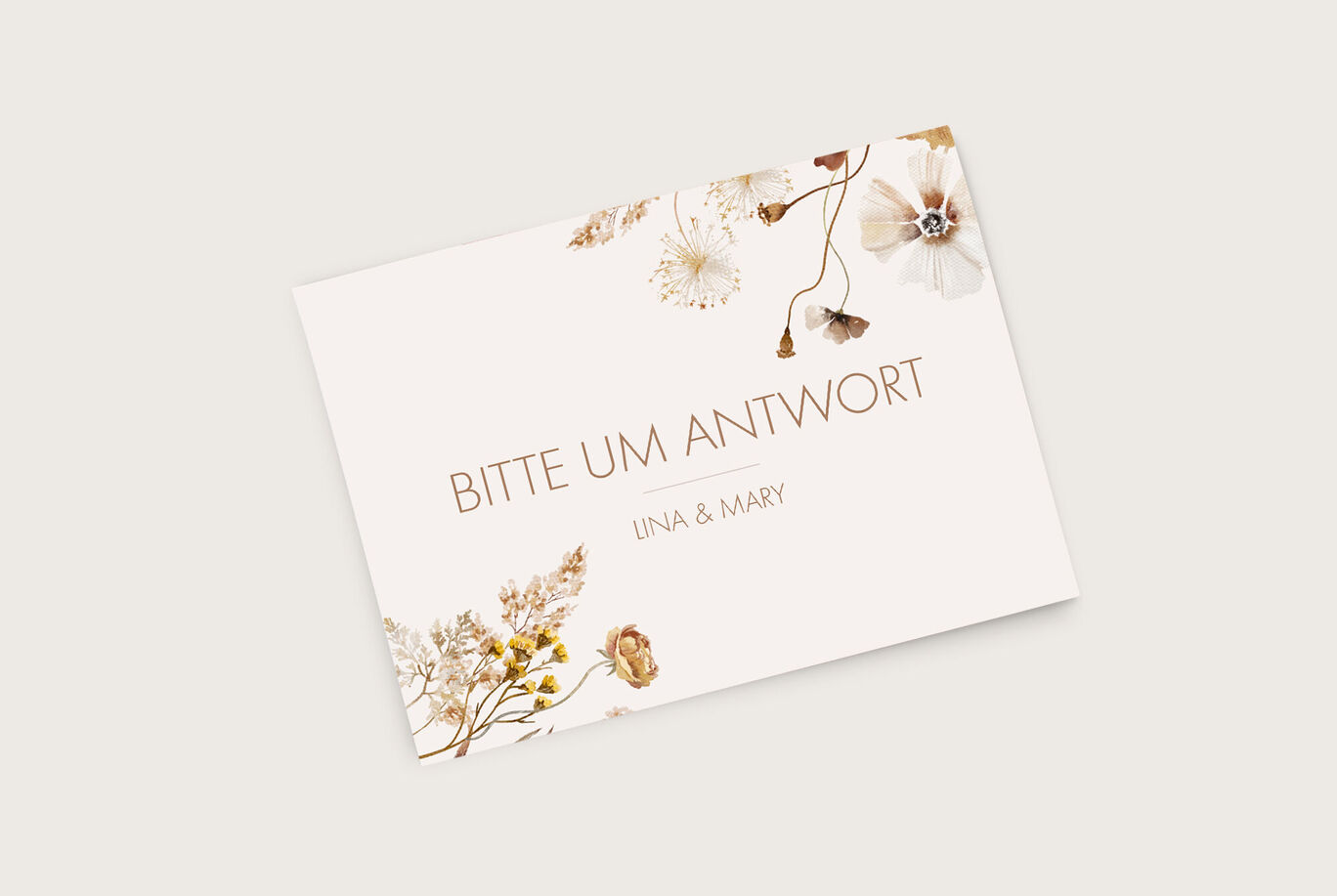 Ein elegantes Einladungskärtchen mit dem Text 'Bitte um Antwort' in brauner Schrift, umgeben von floralen Motiven. Ideal für persönliche Veranstaltungen.