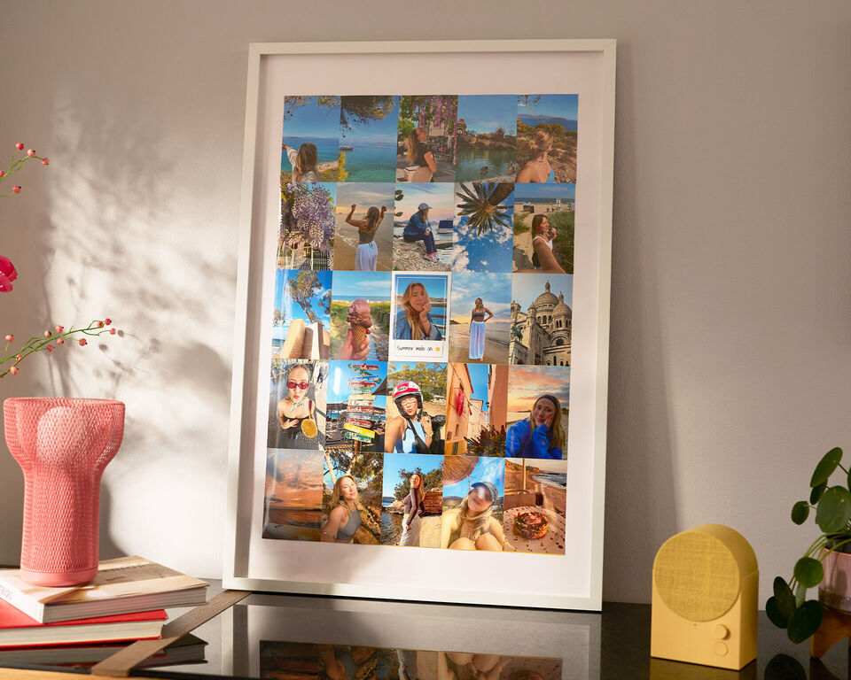 Bilderrahmen mit Fotocollage auf Kommode stehend