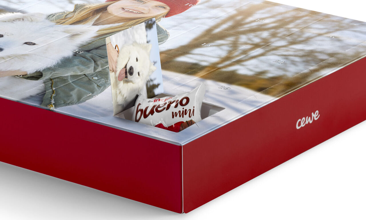 Ein wunderschöner Adventskalender mit Fotos, die Freude und Liebe vermitteln, ein kleines Geschenk versteckt im Inneren