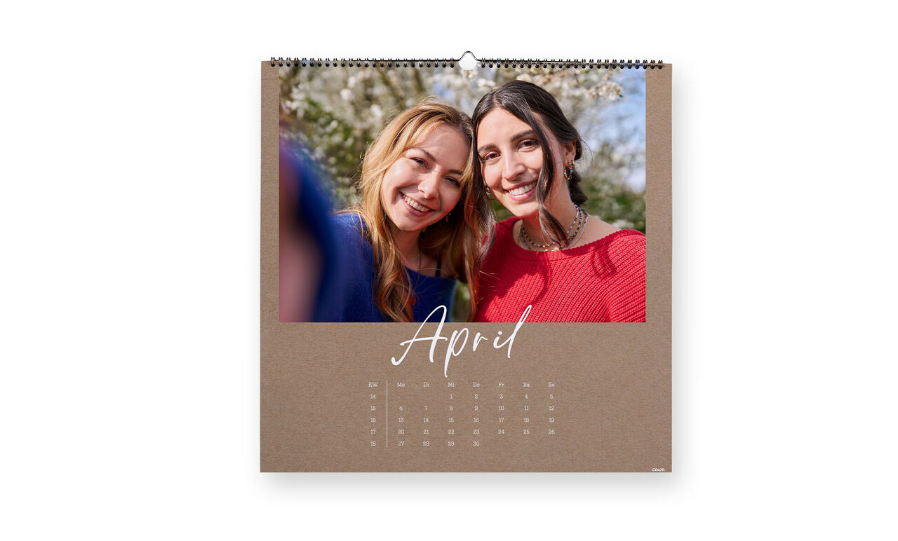 April-Kalenderblatt mit zwei fröhlichen Frauen