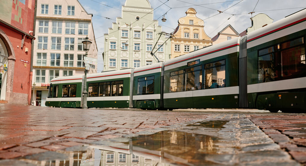 Straßenbahnwaggon, der durch die Altstadt Augsburg fährt.