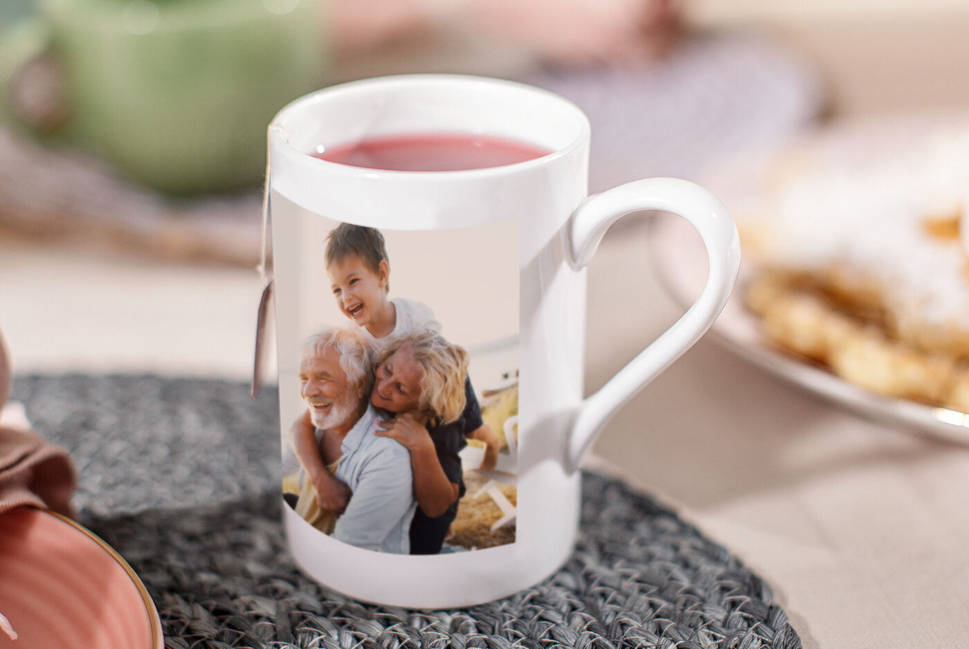 Tasse mit Foto von glücklichen Menschen in Umarmung