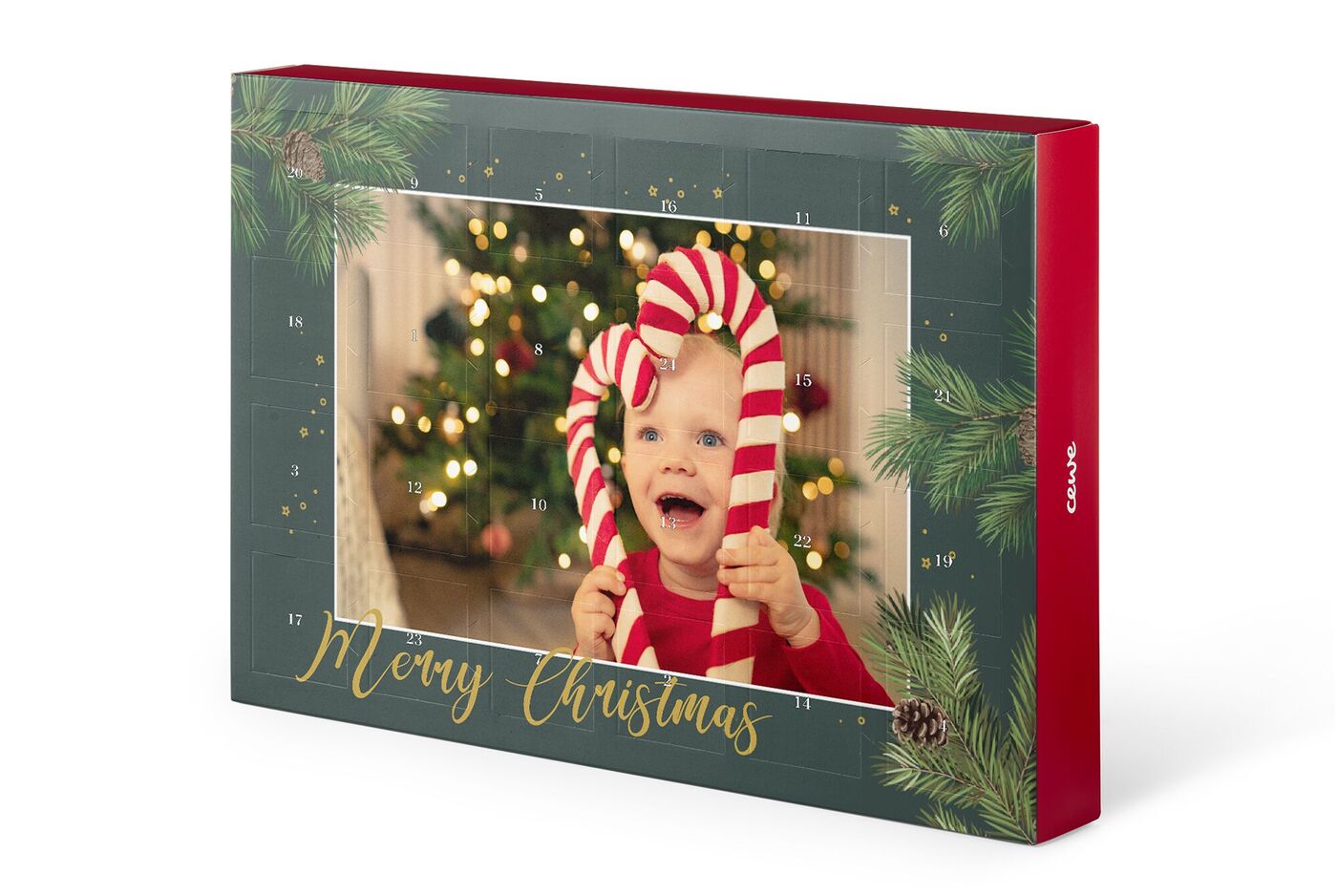 Ein Kind hält zwei große süße Zuckerstangen in der Form eines Herzens vor einem adventlichen Hintergrund mit einem Weihnachtsbaum.