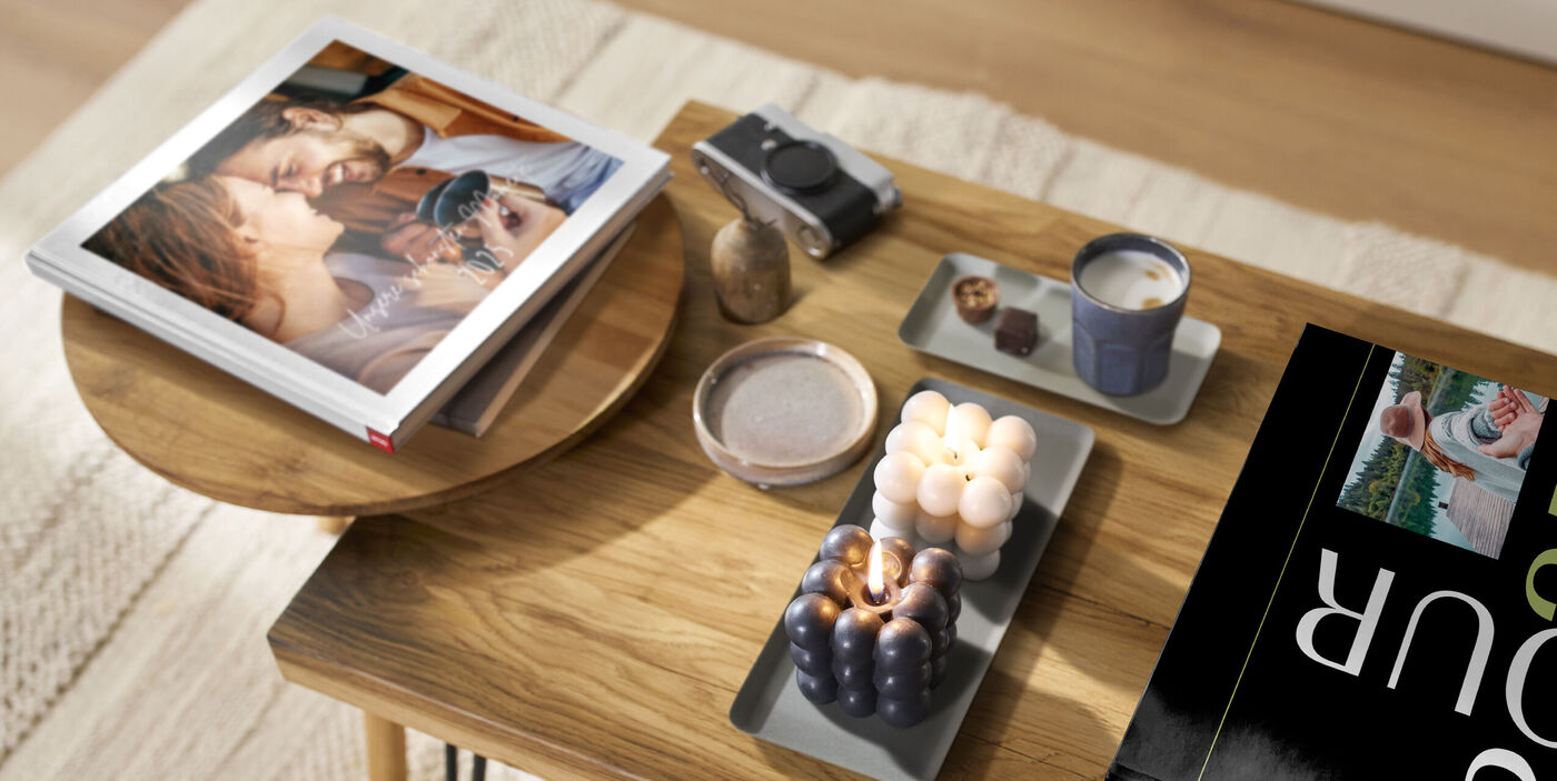 Ein modern dekorierter Couchtisch, auf dem zwei Jahrbücher im Stil von Coffeetable Books liegen.