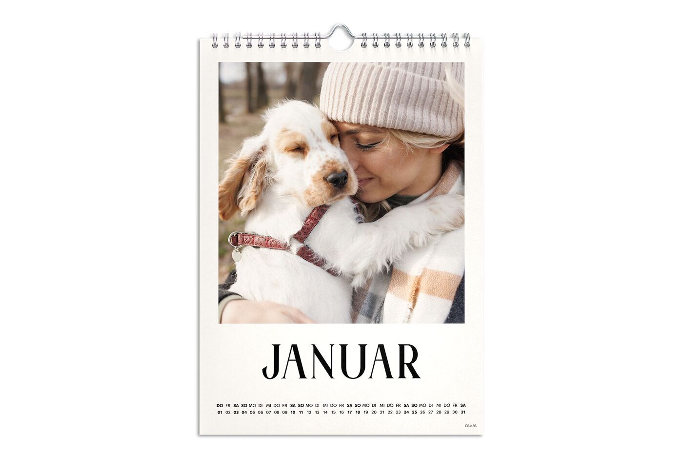 Wandkalender mit Januar-Motiv eines kuschelnden Hundes im Freien