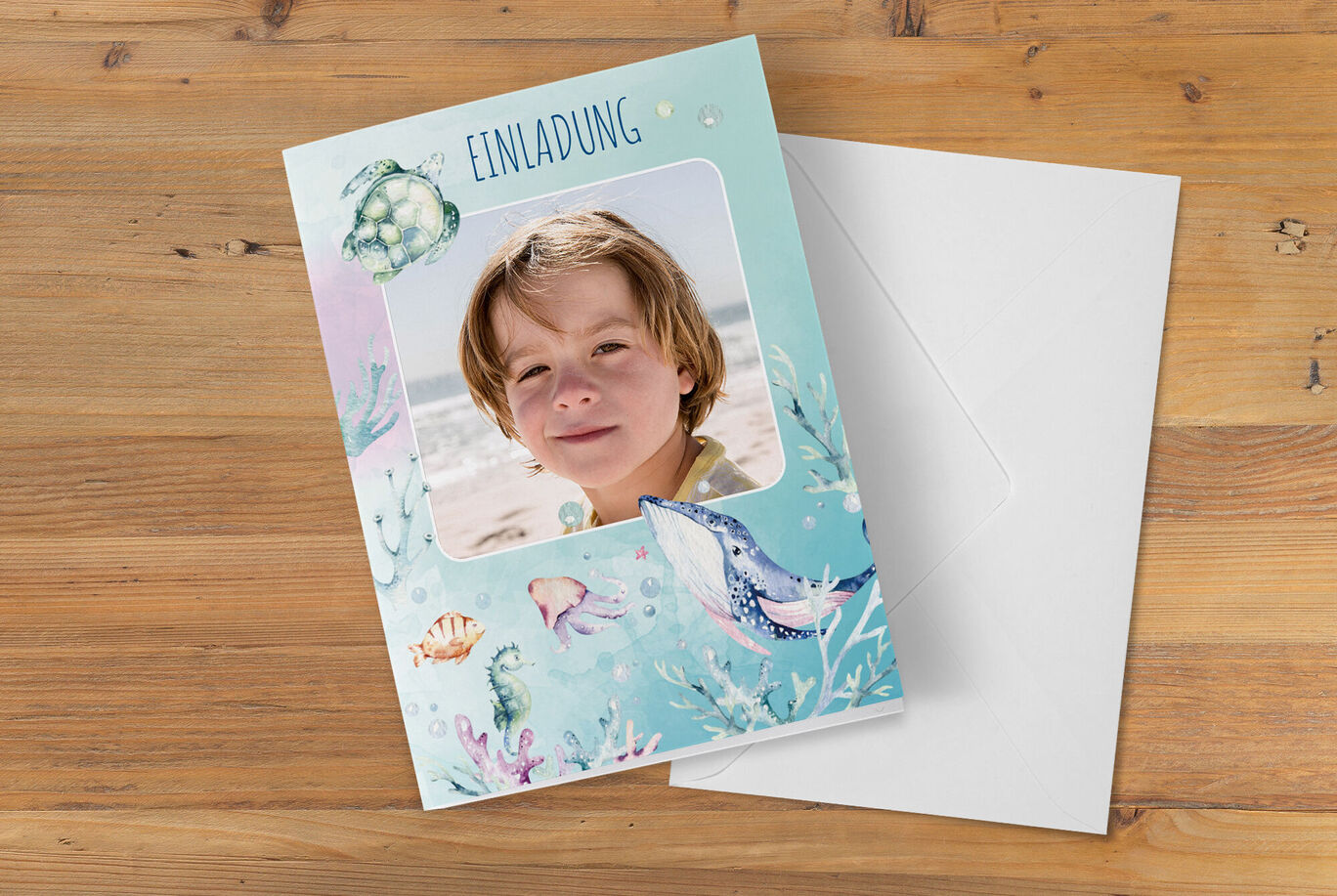 Bunte Einladungskarte mit maritimem Design und einem Fotoausschnitt.