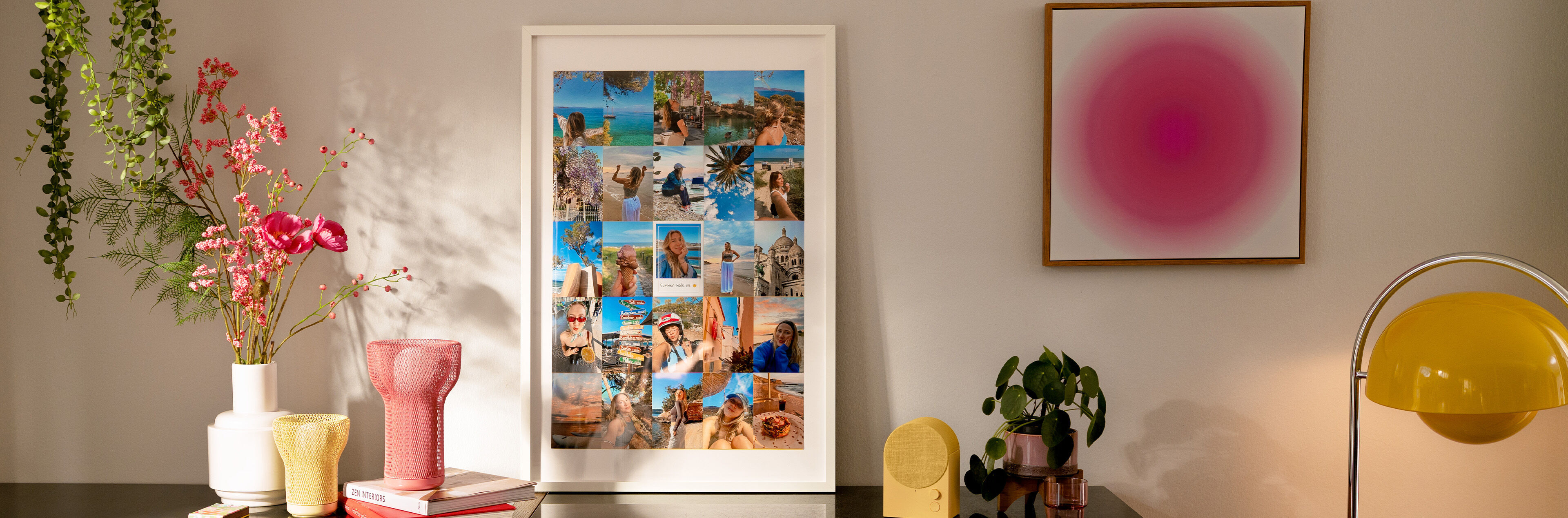 Bilderrahmen mit Fotocollage auf Kommode stehend