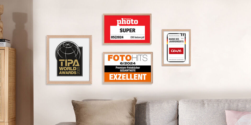 Verschiedene Auszeichnungen und Zertifikate in Bildern auf einer Wand gezeigt.