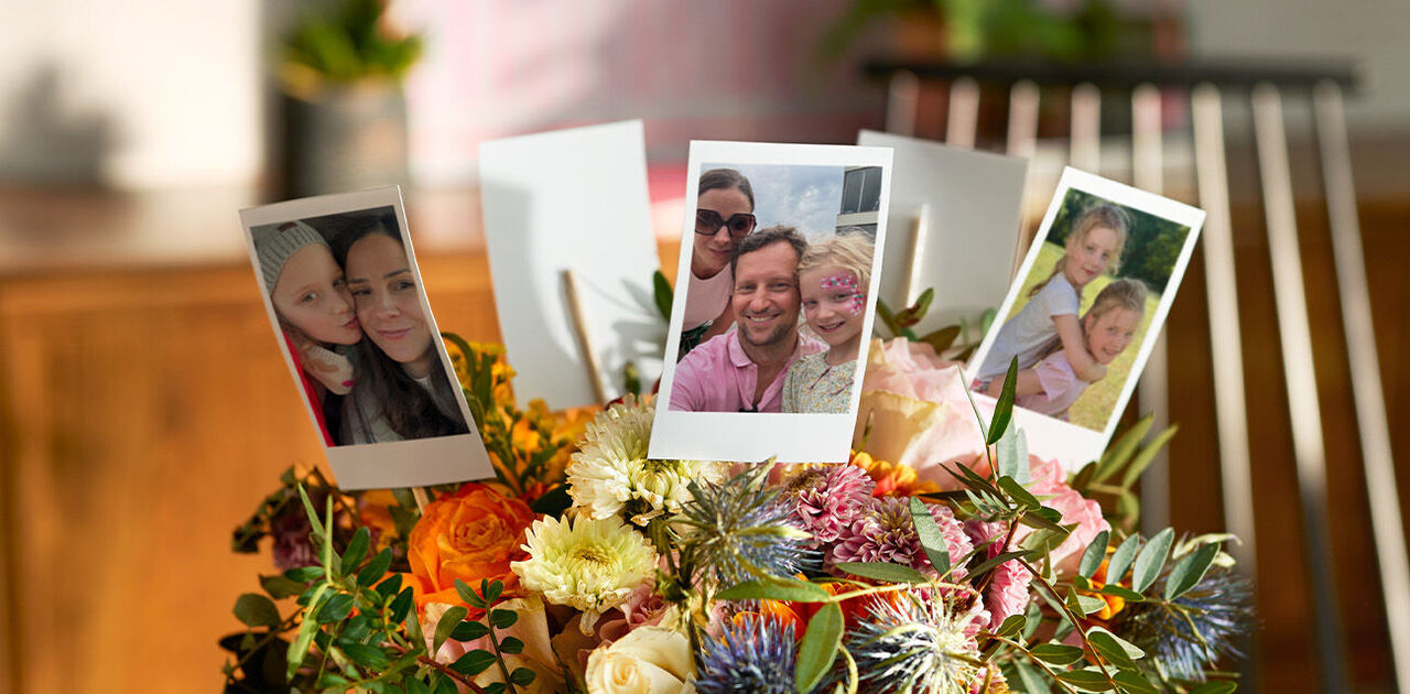 Ein Blumenstrauß mit Retro Minis darin