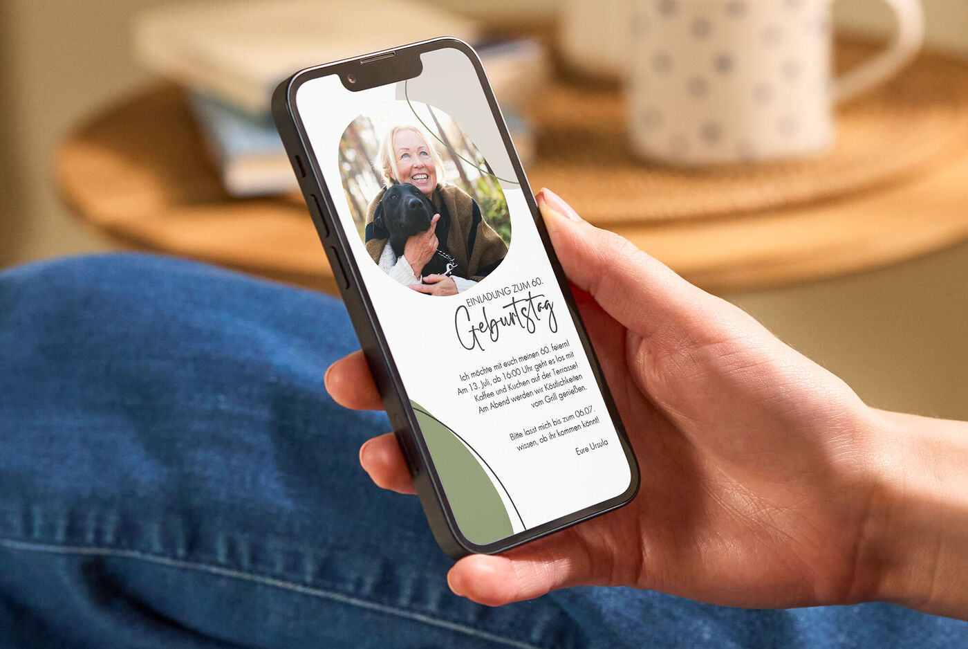 Person hält Smartphone mit liebevoll gestalteter digitalen CEWE Grußkarte zu Weihnachten