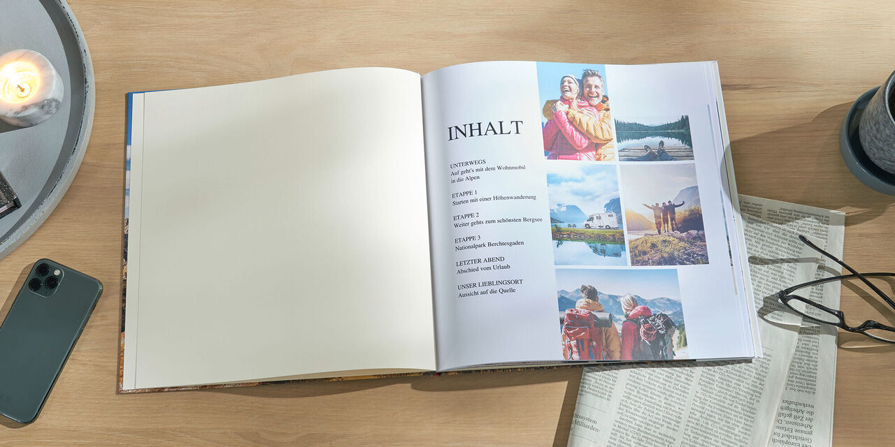 Offenes Fotobuch zeigt leere Seiten und Inhaltsverzeichnis für persönliche Erinnerungen