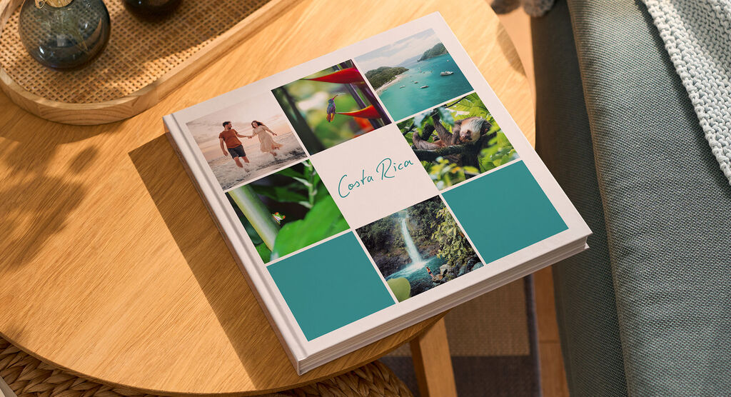 CEWE FOTOBUCH Cover auf Tisch: Fotocollage mit Urlaubsbildern und dem Text Costa Rica