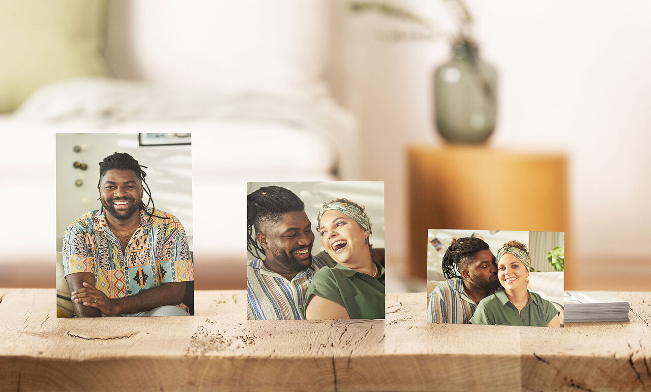 Drei Fotos von Personen auf einem Tisch, die Freude teilen und Erinnerungen festhalten.