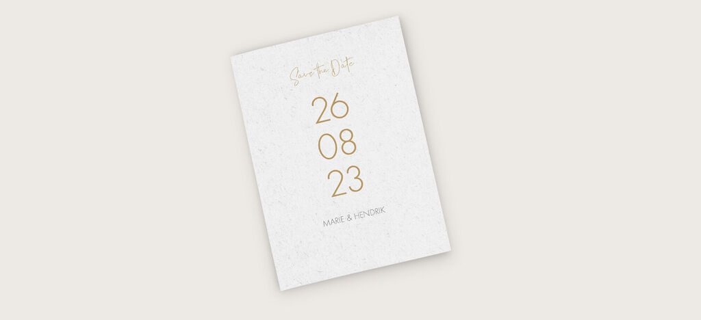 Elegante Einladungskarte mit goldenem Text für eine Hochzeit.